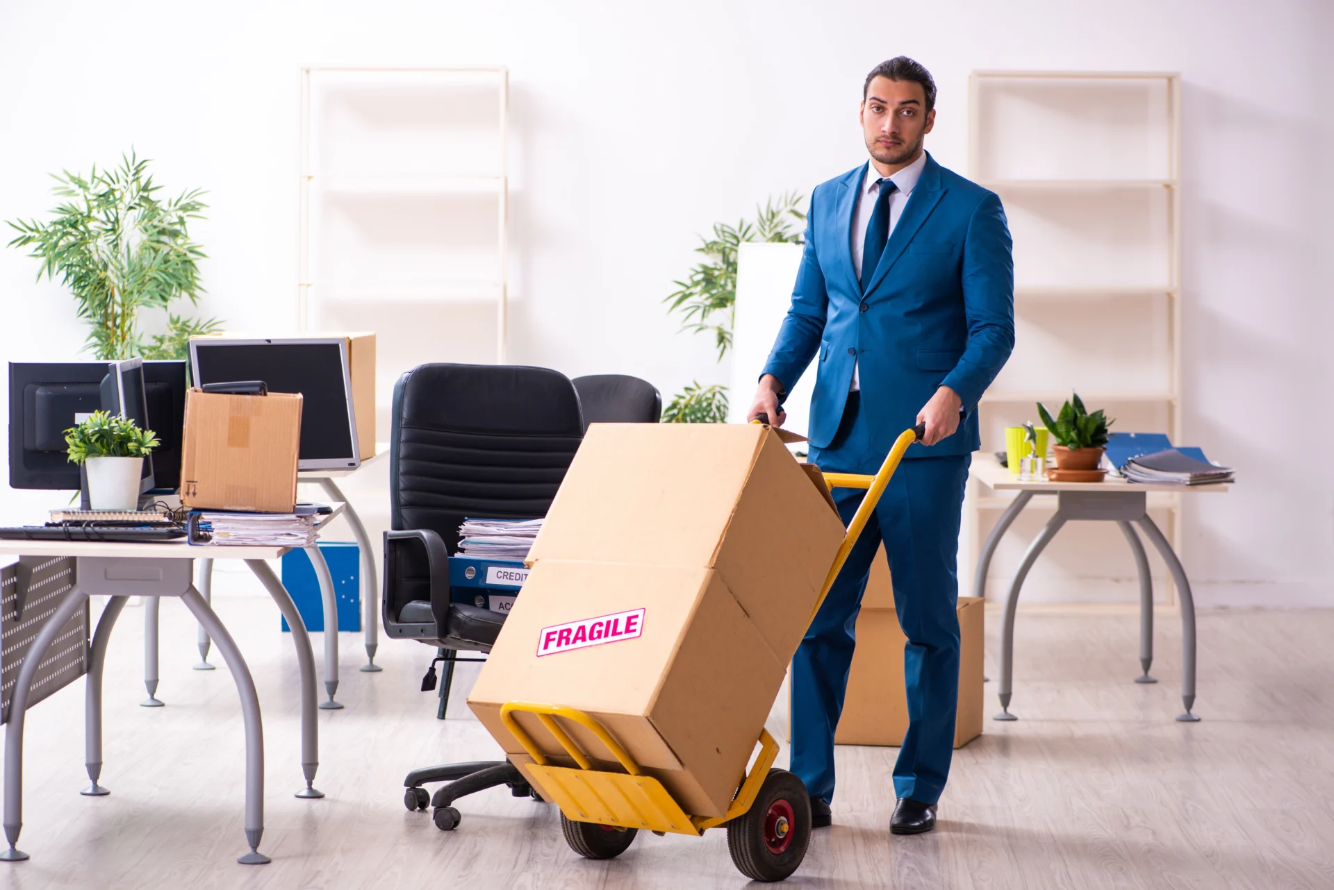 152637566_l Young male employee in moving concept
